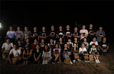 董事長為入職三周年的老員工頒發(fā)紀(jì)念金鈔